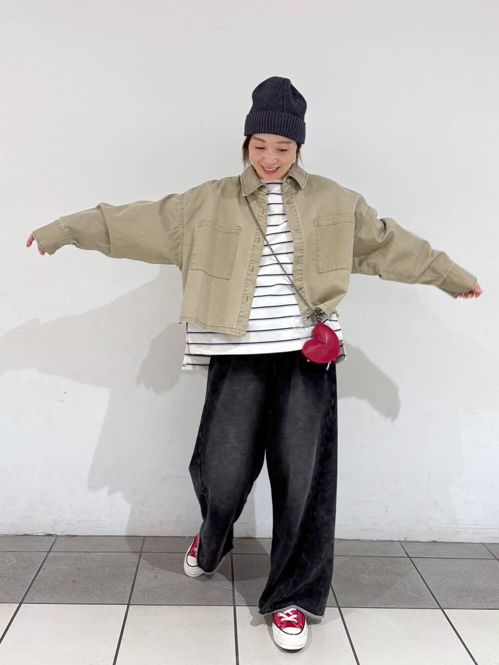 ブラック系のその他パンツ、ベージュ系のシャツ/ブラウス、ホワイト系のTシャツ/カットソーを着用したレディースの春コーディネートの5枚目の写真