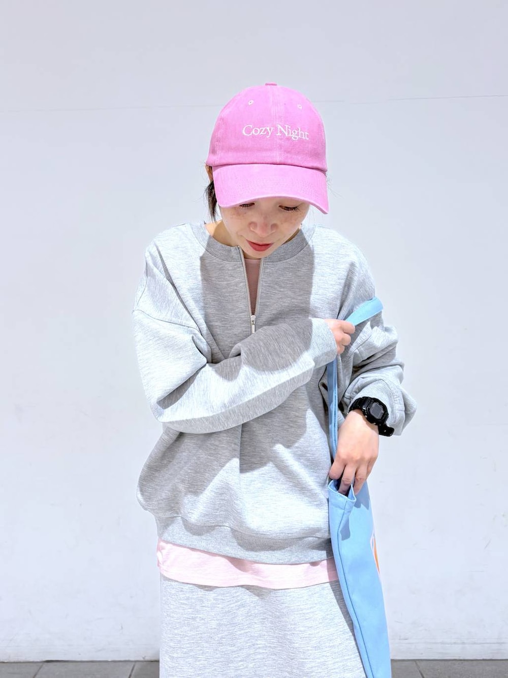 ブルー系のトートバッグ、ホワイト系のスニーカー、グレー系のスウェットを着用したレディースの冬コーディネートの4枚目の写真