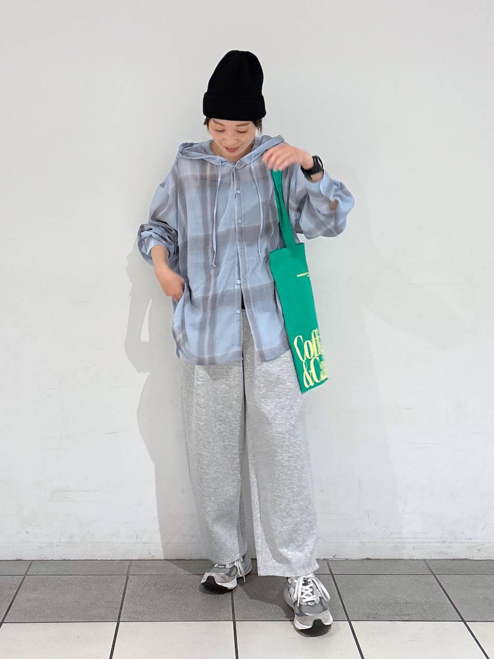 グリーン系のトートバッグ、ブルー系のシャツ/ブラウス、ブラック系のニットキャップ/ビーニーを着用したレディースの春コーディネートの3枚目の写真