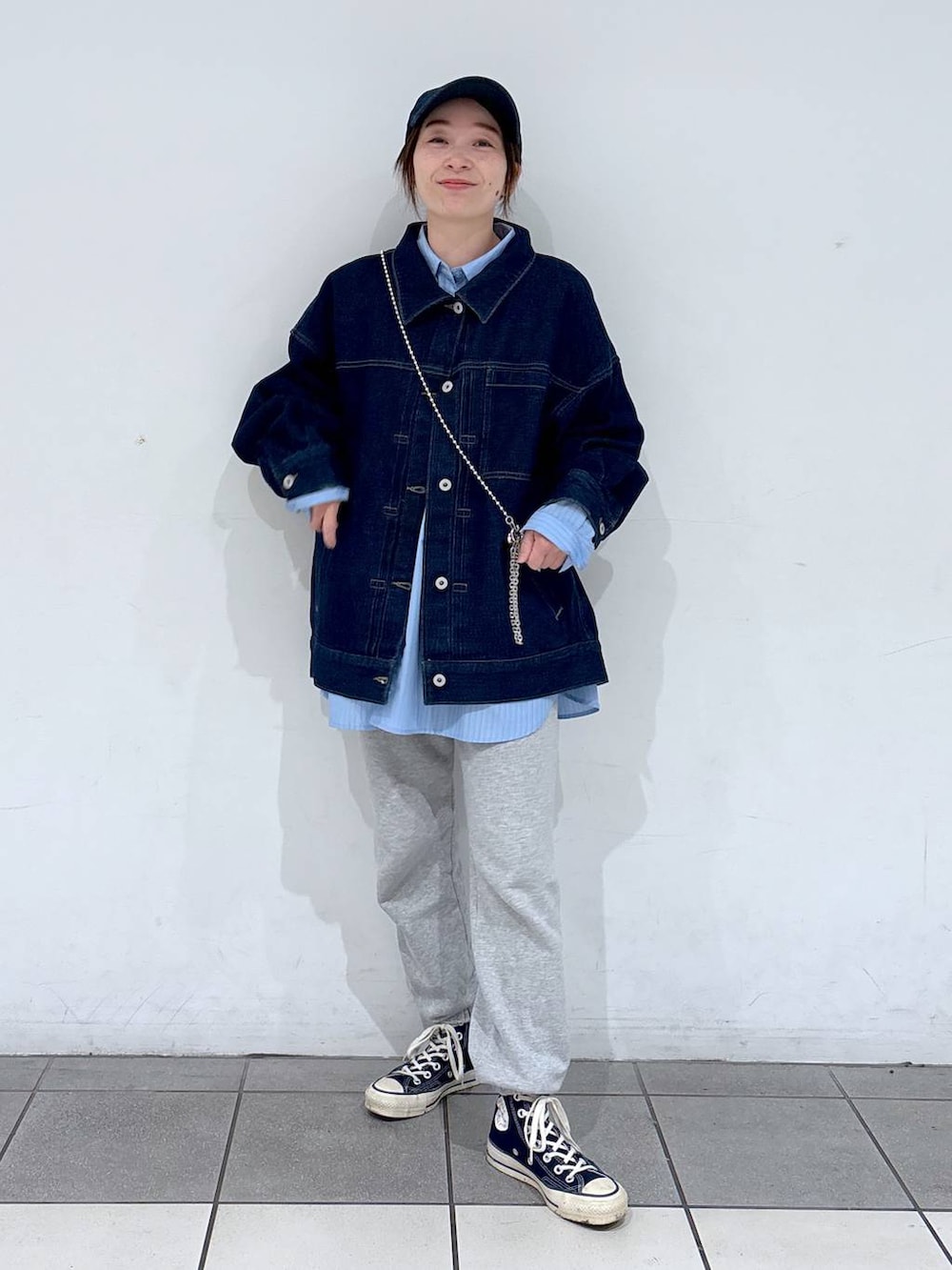 ブルー系のシャツ/ブラウス、ブルー系のデニムジャケット、その他のスマホグッズを着用したレディースの春コーディネートの2枚目の写真