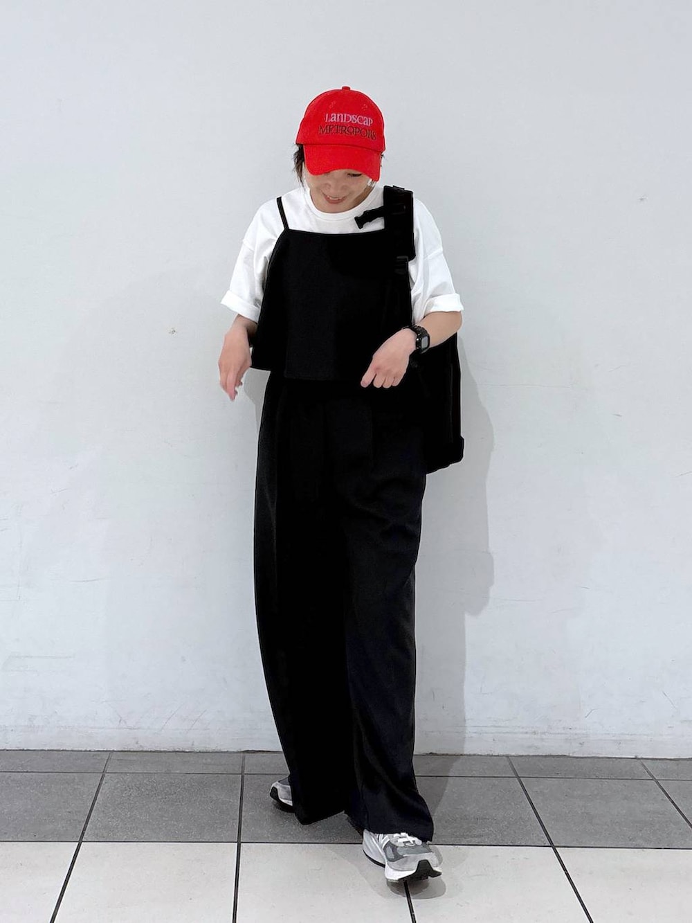 ブラック系のバックパック/リュック、グレー系のサロペット/オーバーオール、ホワイト系のTシャツ/カットソーを着用したレディースの春コーディネートの2枚目の写真
