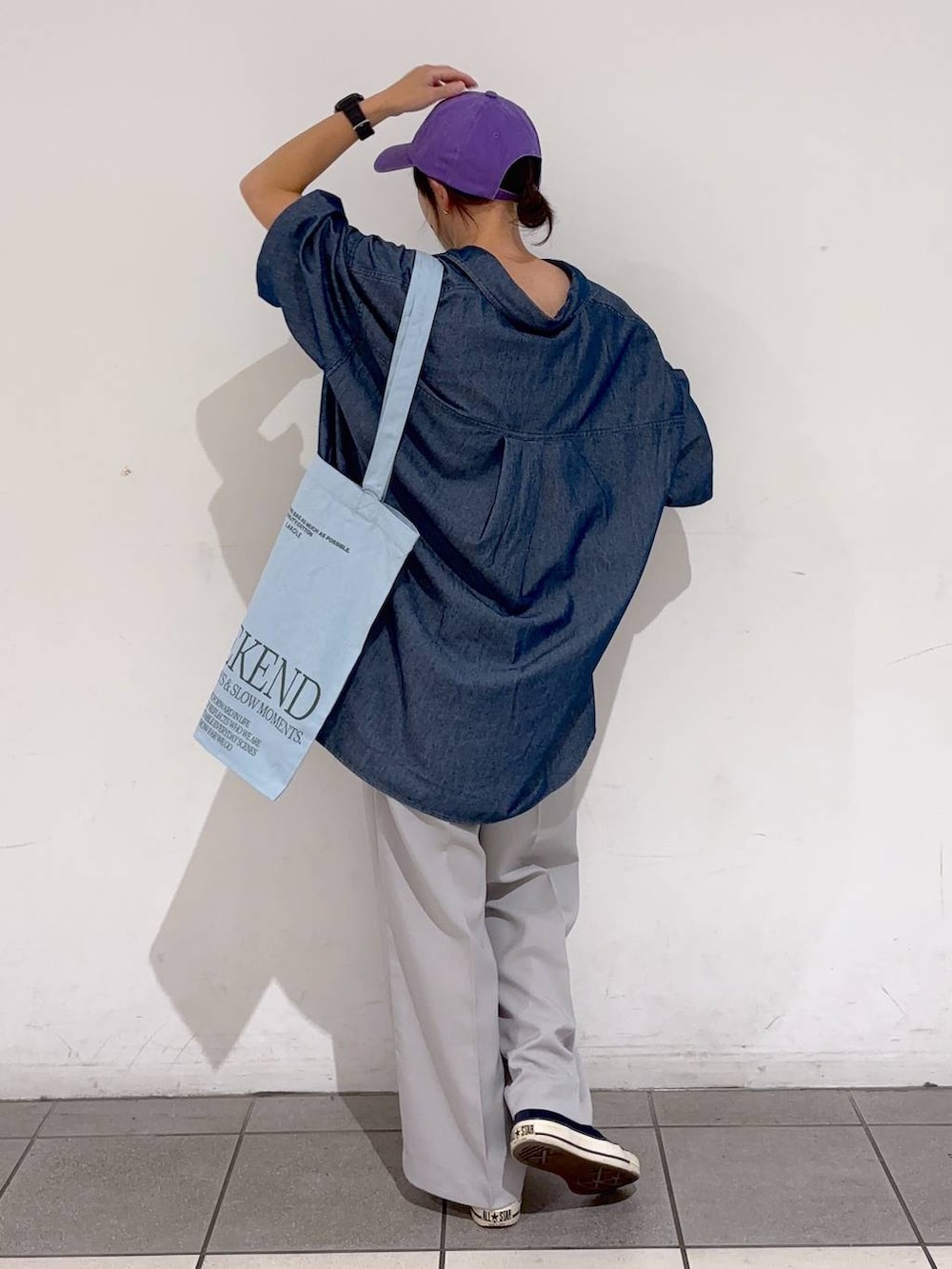 ブルー系のシャツ/ブラウス、グレー系のその他パンツ、ホワイト系のキャミソールを着用したレディースの夏コーディネートの4枚目の写真