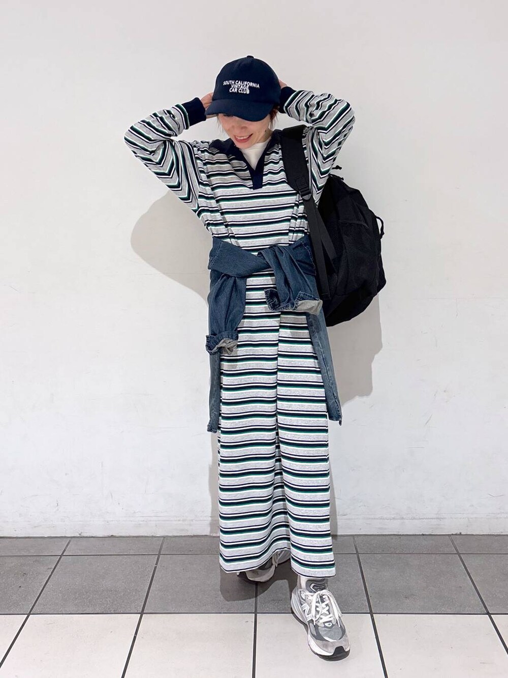 ブラック系のバックパック/リュック、ホワイト系のTシャツ/カットソー、ブルー系のシャツ/ブラウスを着用したレディースの冬コーディネートの3枚目の写真