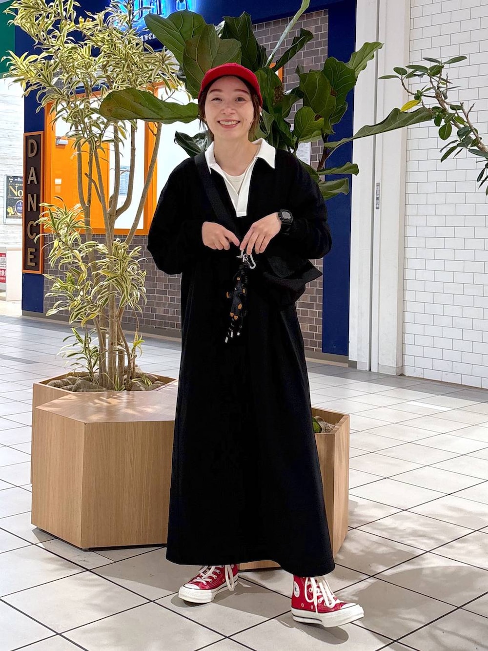 ブラック系のショルダーバッグ、ブラック系のワンピース、ブラック系のキーホルダーを着用したレディースの春コーディネートの4枚目の写真