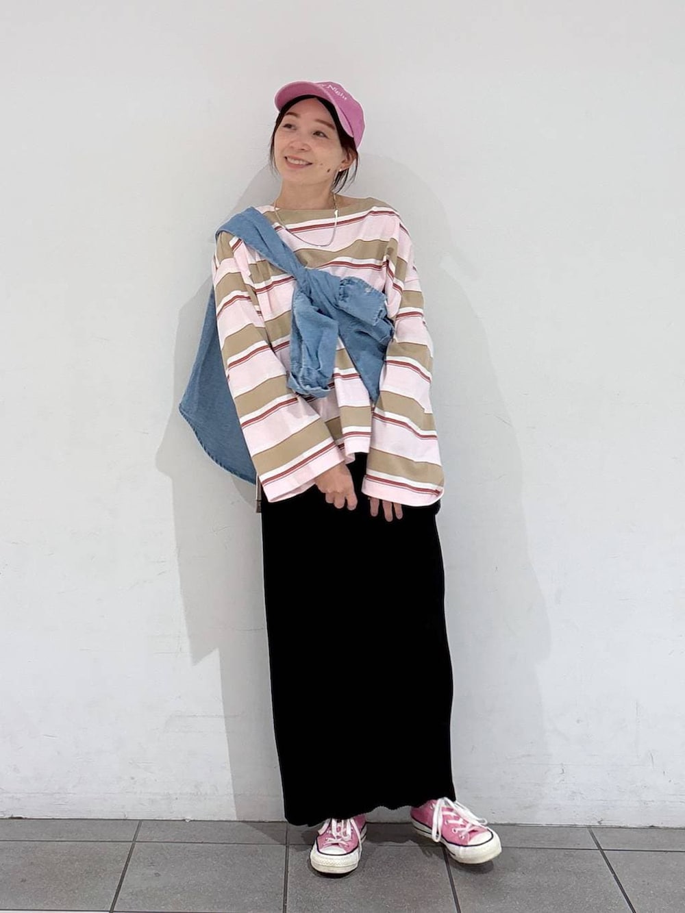 ブルー系のシャツ/ブラウス、ブラック系のスカート、ピンク系のTシャツ/カットソーを着用したレディースの春コーディネートの3枚目の写真