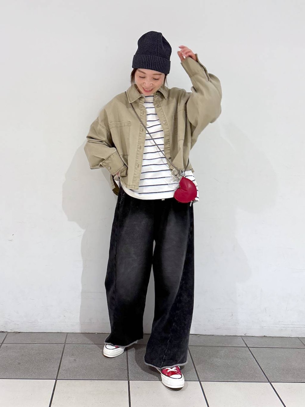 ブラック系のその他パンツ、ベージュ系のシャツ/ブラウス、ホワイト系のTシャツ/カットソーを着用したレディースの春コーディネートの3枚目の写真