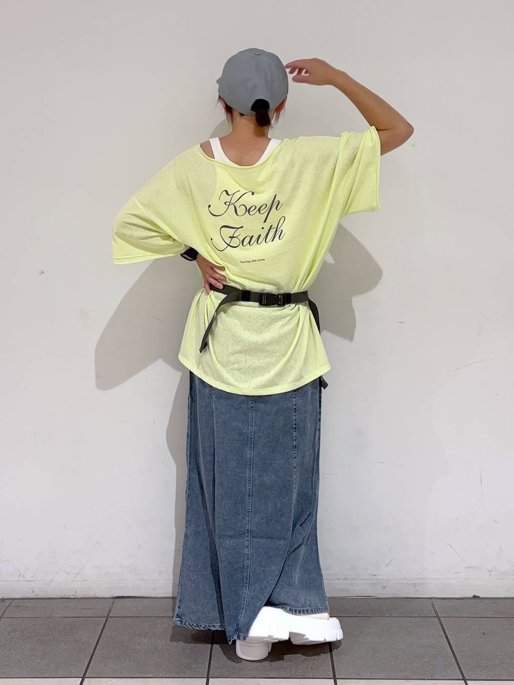 ブルー系のボディバッグ/ウエストポーチ、ホワイト系のサンダル、イエロー系のTシャツ/カットソーを着用したレディースの夏コーディネートの5枚目の写真
