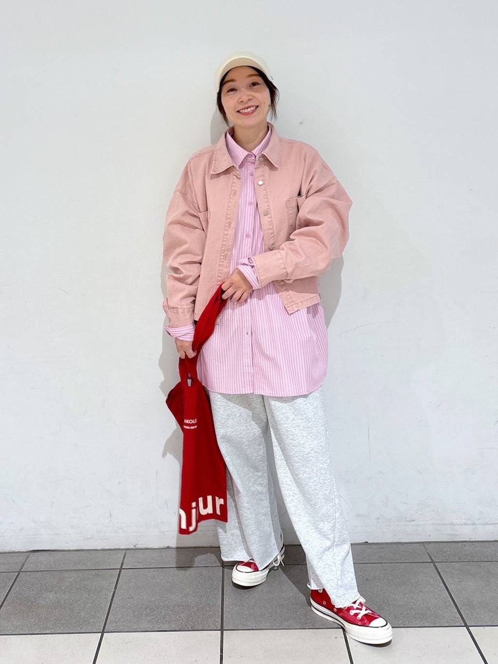 レッド系のトートバッグ、グレー系のその他パンツ、ピンク系のシャツ/ブラウスを着用したレディースの冬コーディネートの4枚目の写真