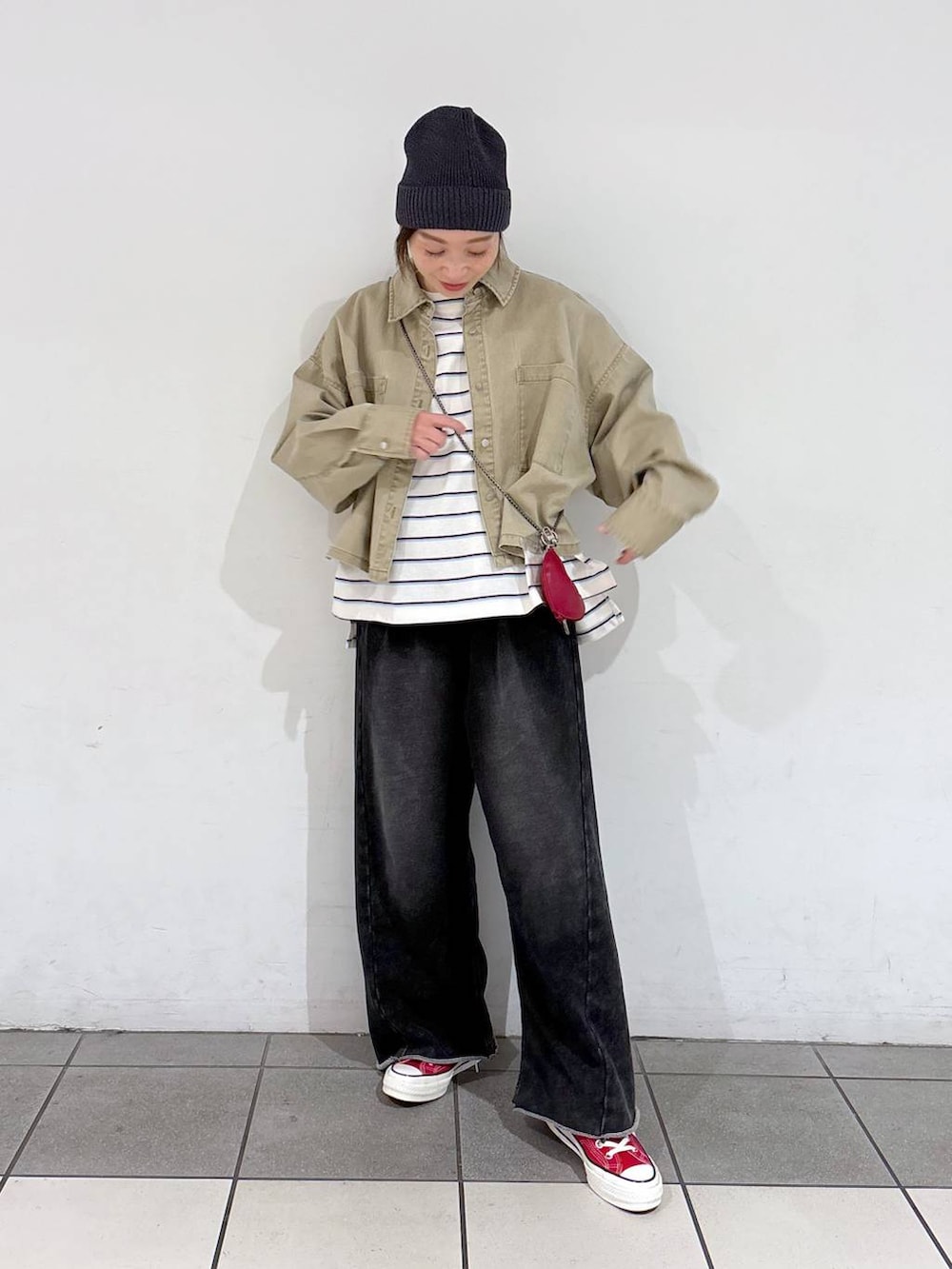 ブラック系のその他パンツ、ベージュ系のシャツ/ブラウス、ホワイト系のTシャツ/カットソーを着用したレディースの春コーディネートの4枚目の写真