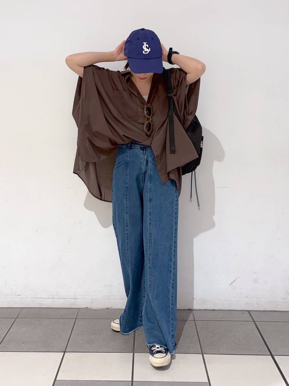 ブルー系のデニムパンツ、ホワイト系のキャミソール、ブラウン系のシャツ/ブラウスを着用したレディースの夏コーディネートの2枚目の写真