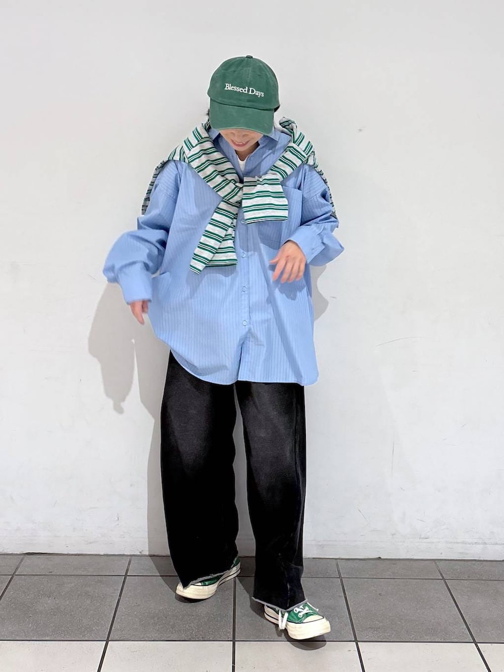 ブラック系のその他パンツ、ブルー系のシャツ/ブラウス、グレー系のTシャツ/カットソーを着用したレディースの冬コーディネートの5枚目の写真