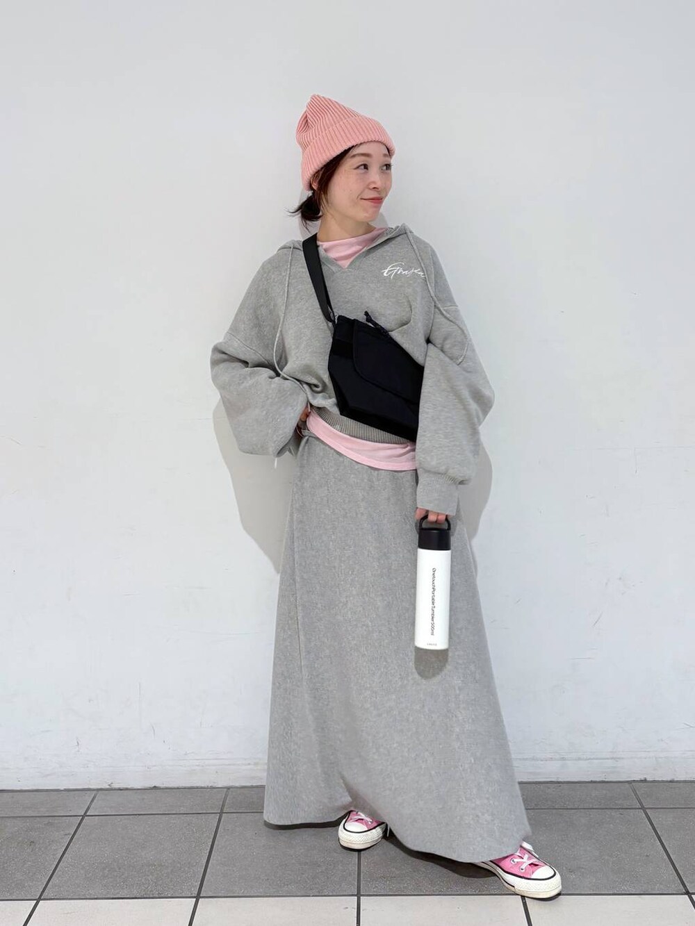 ブラック系のショルダーバッグ、グレー系のスカート、ベージュ系の水筒を着用したレディースの冬コーディネートの3枚目の写真