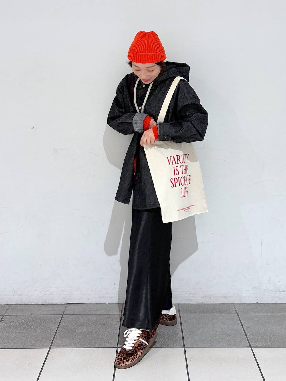 オレンジ系のTシャツ/カットソー、ホワイト系のトートバッグ、その他のスニーカーを着用したレディースの冬コーディネートの4枚目の写真