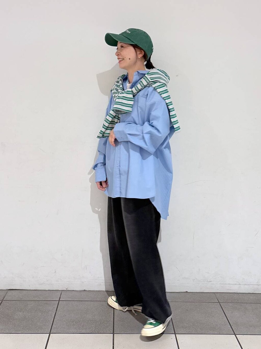 ブラック系のその他パンツ、ブルー系のシャツ/ブラウス、グレー系のTシャツ/カットソーを着用したレディースの冬コーディネートの3枚目の写真