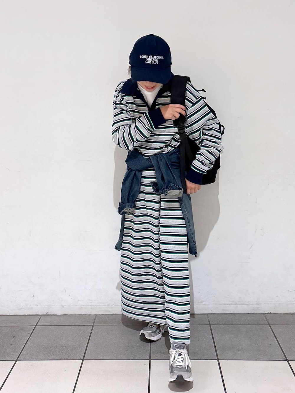 ブラック系のバックパック/リュック、ホワイト系のTシャツ/カットソー、ブルー系のシャツ/ブラウスを着用したレディースの冬コーディネートの4枚目の写真