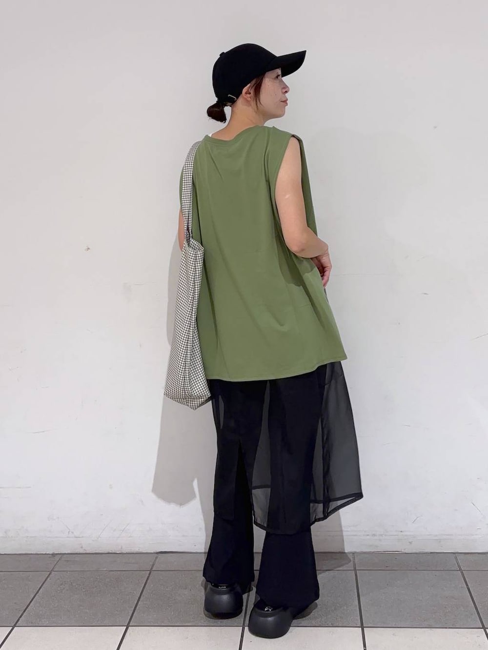 ブラック系のその他パンツ、ブラック系のサンダル、グリーン系のTシャツ/カットソーを着用したレディースの夏コーディネートの3枚目の写真