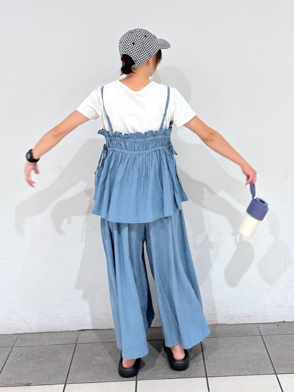 ブルー系のキャミソール、ホワイト系のTシャツ/カットソー、ブルー系のアウトドアグッズを着用したレディースの夏コーディネートの4枚目の写真
