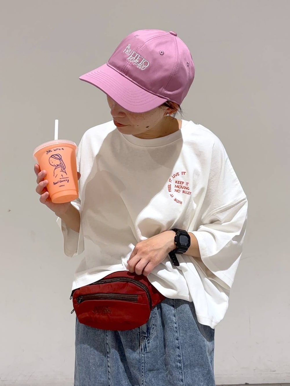 レッド系のボディバッグ/ウエストポーチ、ホワイト系のTシャツ/カットソー、ブルー系のデニムスカートを着用したレディースの夏コーディネートの8枚目の写真