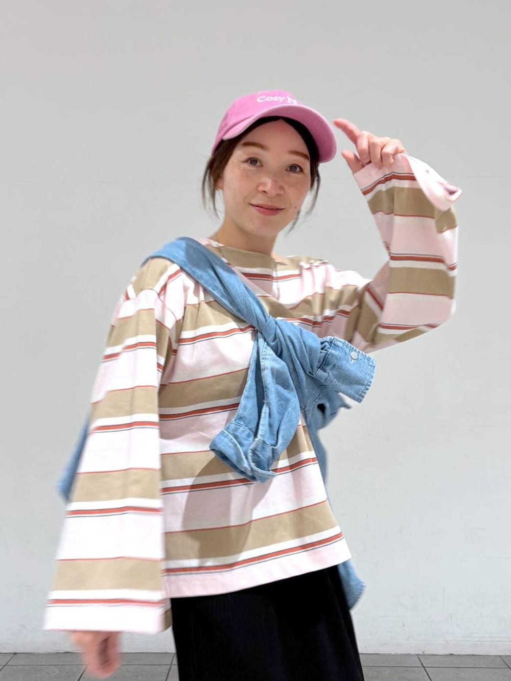 ブルー系のシャツ/ブラウス、ブラック系のスカート、ピンク系のTシャツ/カットソーを着用したレディースの春コーディネートの4枚目の写真