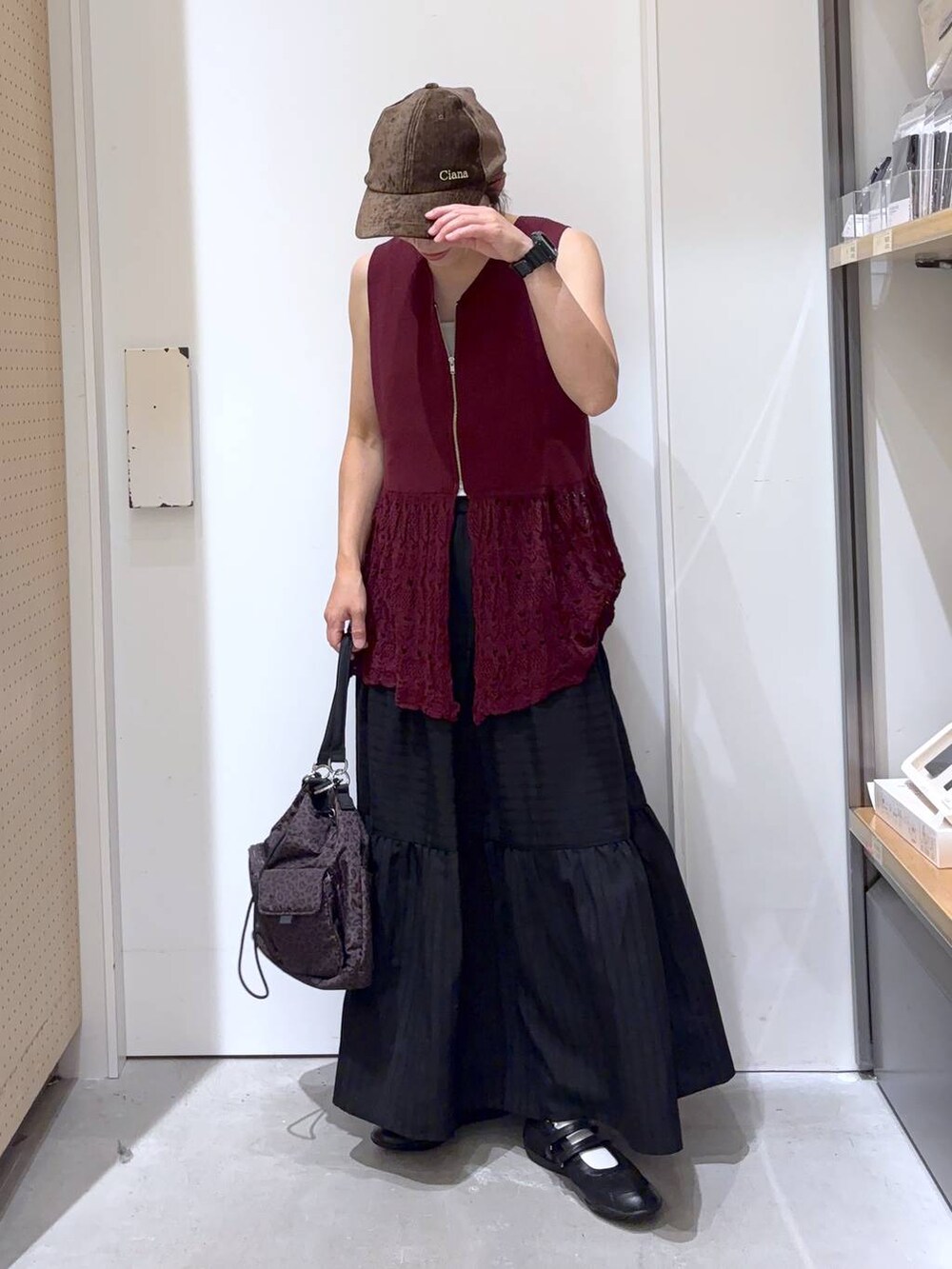 その他のハンドバッグ、ホワイト系のキャミソール、ブラック系のスカートを着用したレディースの夏コーディネートの3枚目の写真