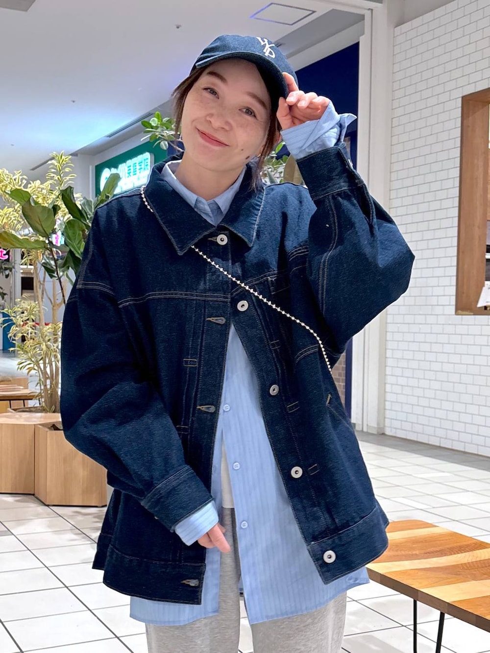 ブルー系のシャツ/ブラウス、ブルー系のデニムジャケット、その他のスマホグッズを着用したレディースの春コーディネートの4枚目の写真