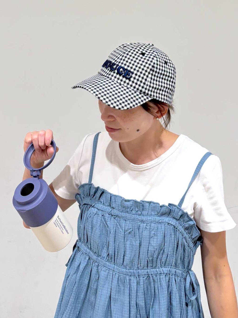 ブルー系のキャミソール、ホワイト系のTシャツ/カットソー、ブルー系のアウトドアグッズを着用したレディースの夏コーディネートの5枚目の写真