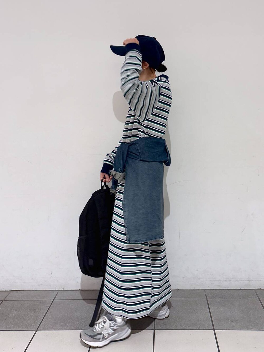 ブラック系のバックパック/リュック、ホワイト系のTシャツ/カットソー、ブルー系のシャツ/ブラウスを着用したレディースの冬コーディネートの5枚目の写真