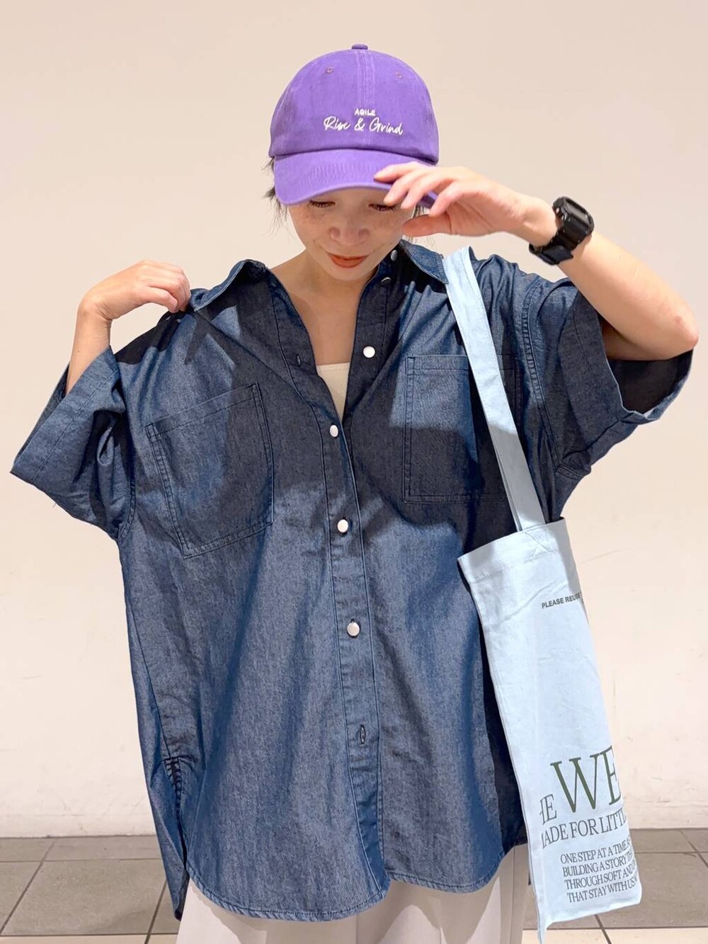 ブルー系のシャツ/ブラウス、グレー系のその他パンツ、ホワイト系のキャミソールを着用したレディースの夏コーディネートの5枚目の写真