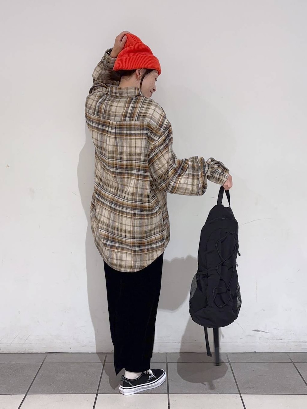 ベージュ系のシャツ/ブラウス、ブラック系のバックパック/リュック、ブラック系のスカートを着用したレディースの秋コーディネートの5枚目の写真