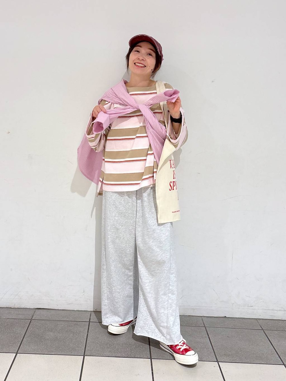 ホワイト系のトートバッグ、ピンク系のシャツ/ブラウス、グレー系のその他パンツを着用したレディースの冬コーディネートの3枚目の写真