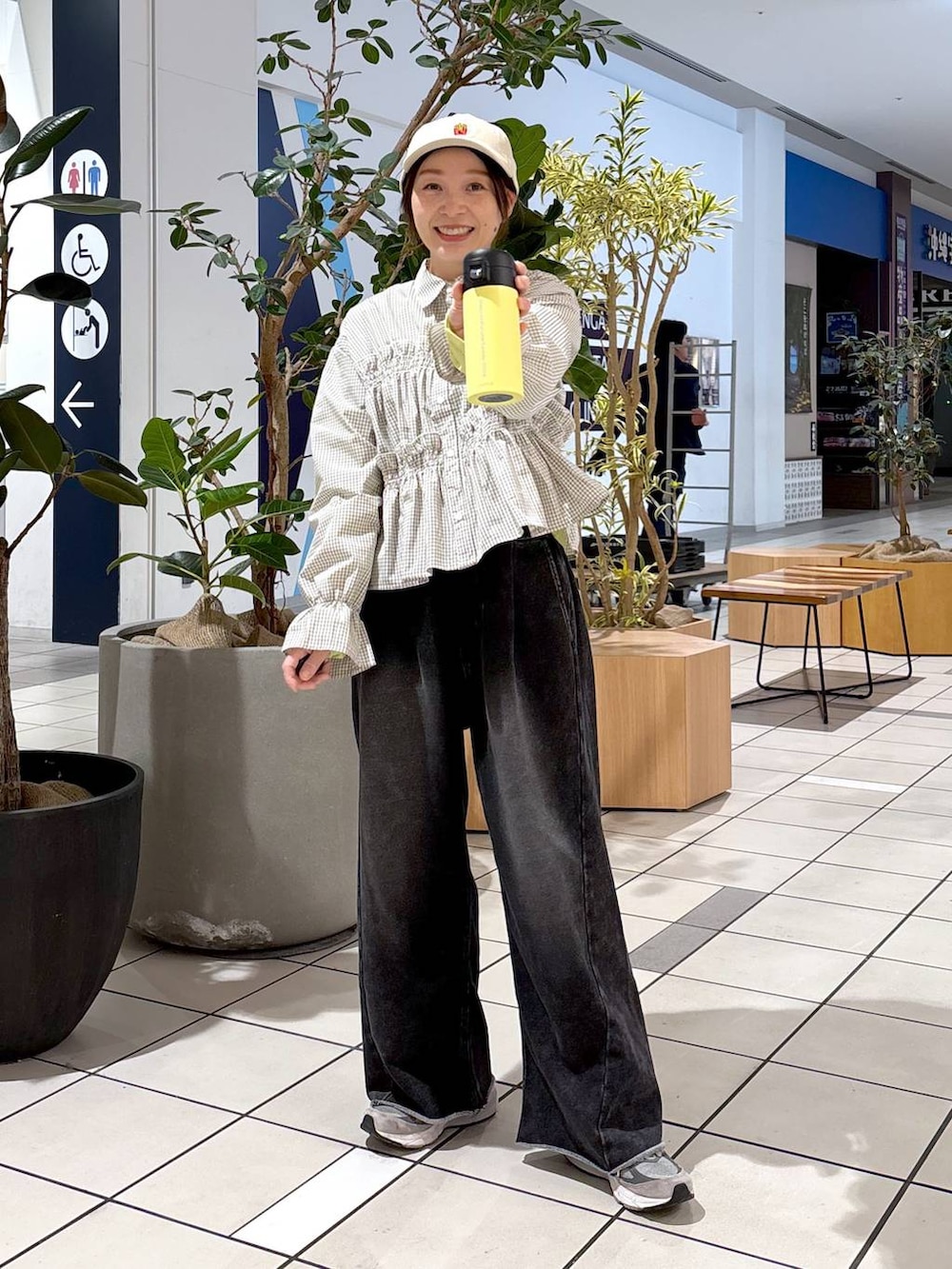 ブラック系のその他パンツ、ベージュ系のシャツ/ブラウス、ベージュ系のキャップを着用したレディースの冬コーディネートの3枚目の写真