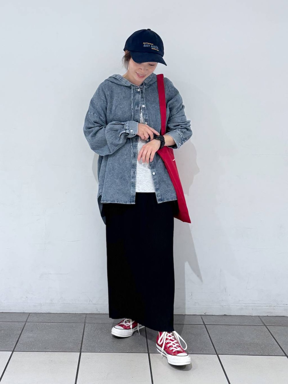 ホワイト系のトートバッグ、ブルー系のその他トップス、ブラック系のスカートを着用したレディースの春コーディネートの3枚目の写真