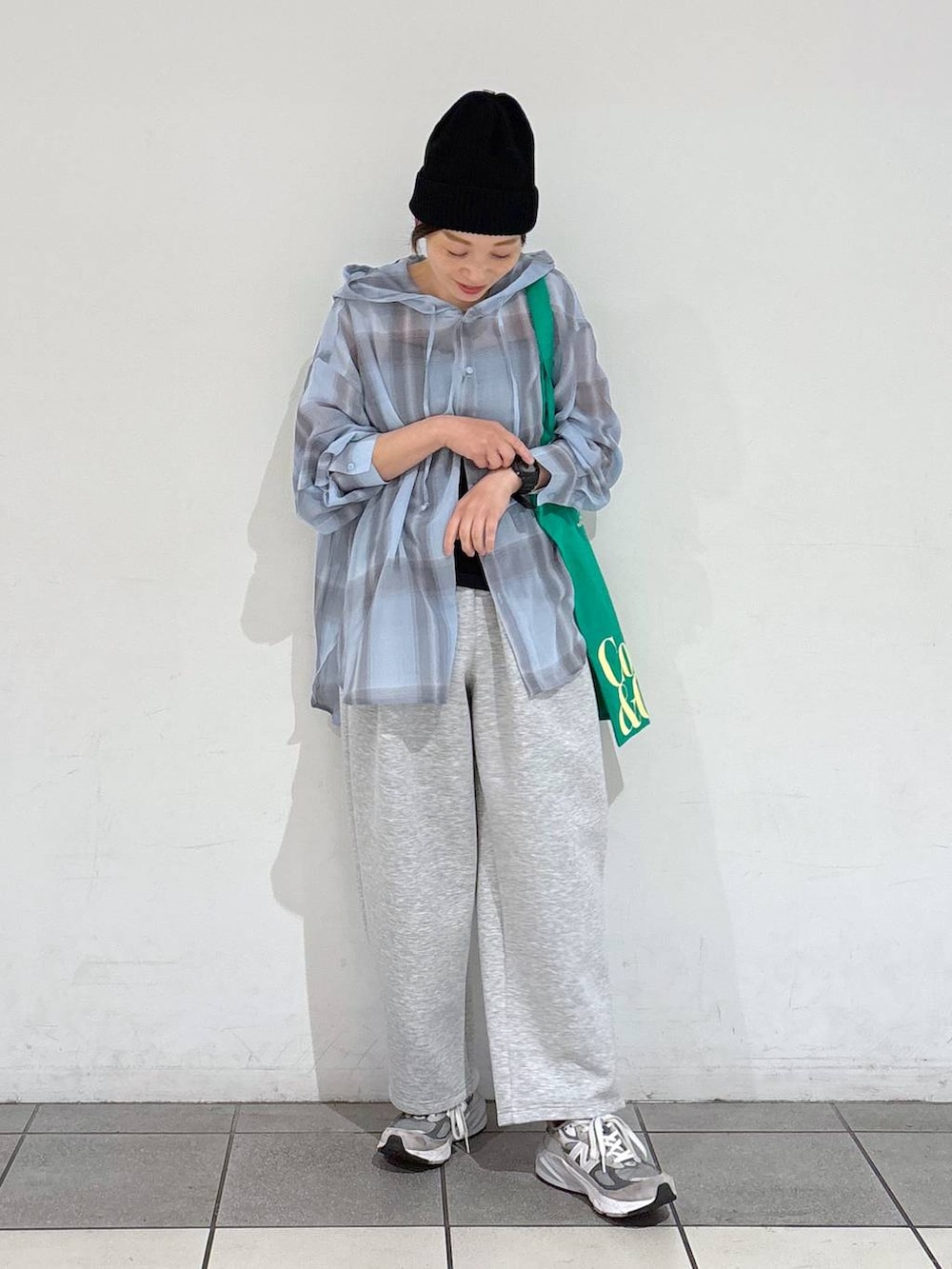 グリーン系のトートバッグ、ブルー系のシャツ/ブラウス、ブラック系のニットキャップ/ビーニーを着用したレディースの春コーディネートの2枚目の写真