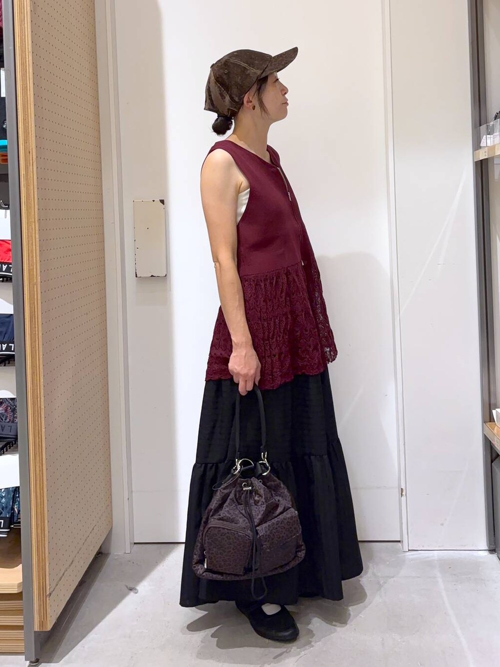その他のハンドバッグ、ホワイト系のキャミソール、ブラック系のスカートを着用したレディースの夏コーディネートの6枚目の写真