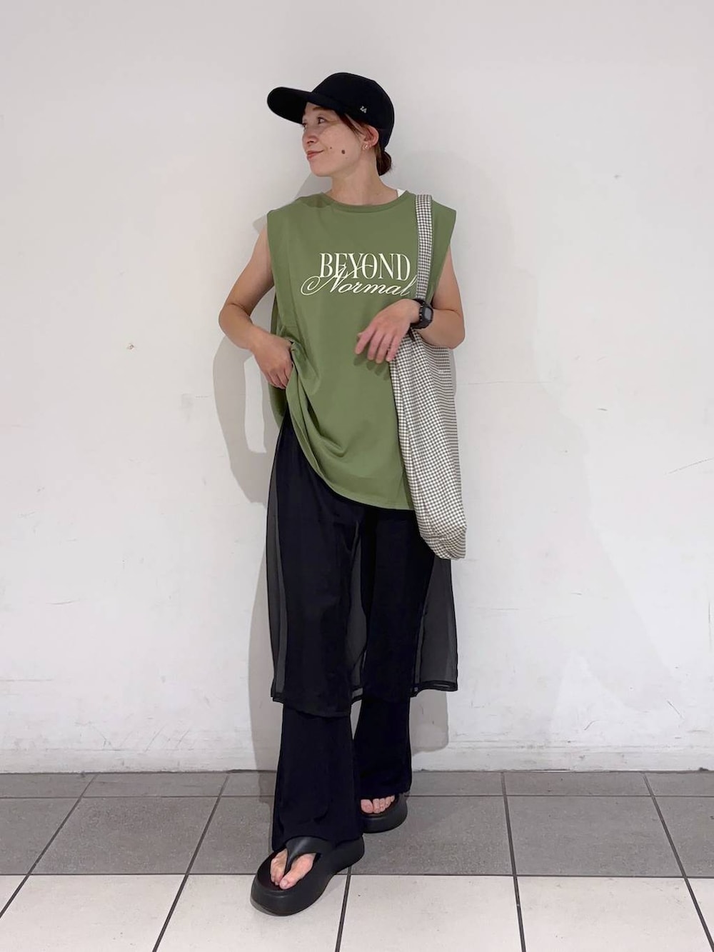 ブラック系のその他パンツ、ブラック系のサンダル、グリーン系のTシャツ/カットソーを着用したレディースの夏コーディネートの5枚目の写真