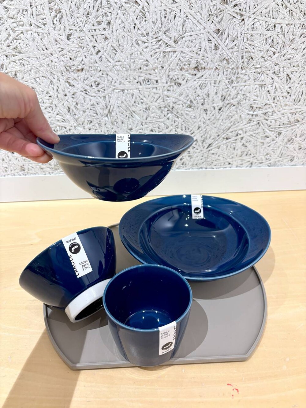 ブルー系の食器、ブルー系の食器、ブルー系の食器を着用したレディースの秋コーディネートの2枚目の写真