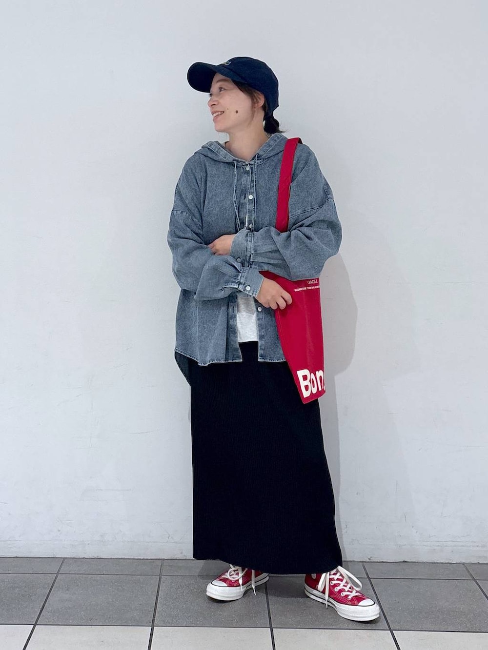 ホワイト系のトートバッグ、ブルー系のその他トップス、ブラック系のスカートを着用したレディースの春コーディネートの2枚目の写真