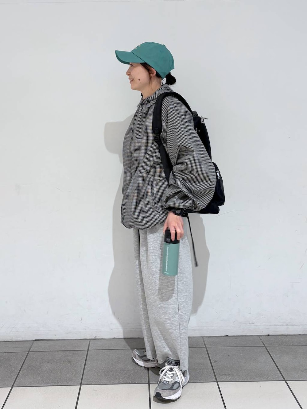ブラック系のバックパック/リュック、グレー系のブルゾン、グリーン系のキャップを着用したレディースの冬コーディネートの5枚目の写真