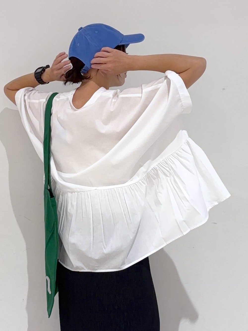 ホワイト系のシャツ/ブラウス、ブラック系のスカート、ブルー系のアウトドアグッズを着用したレディースの夏コーディネートの6枚目の写真