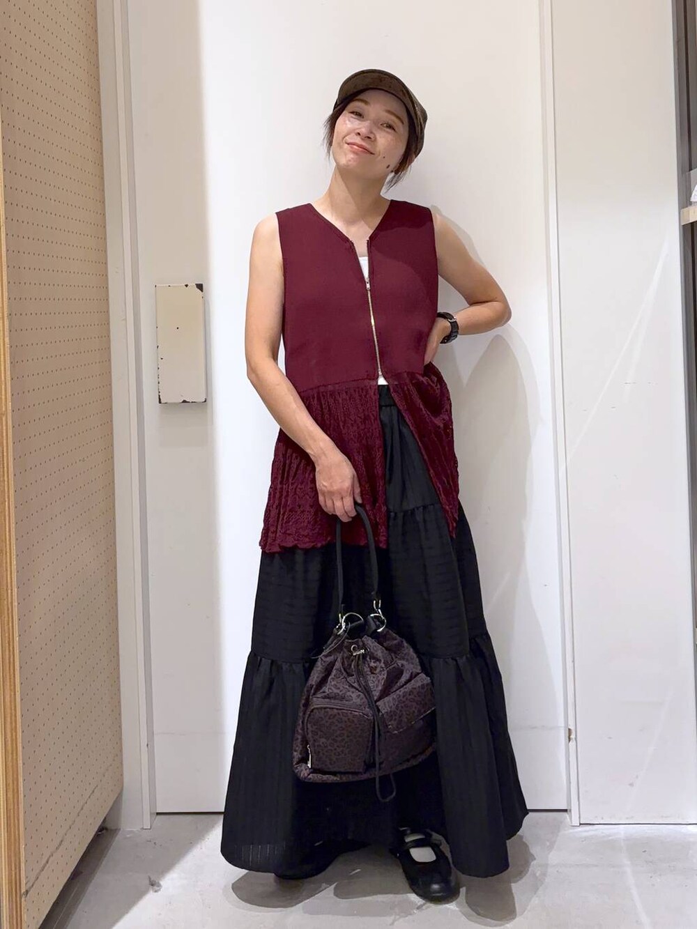 その他のハンドバッグ、ホワイト系のキャミソール、ブラック系のスカートを着用したレディースの夏コーディネートの4枚目の写真