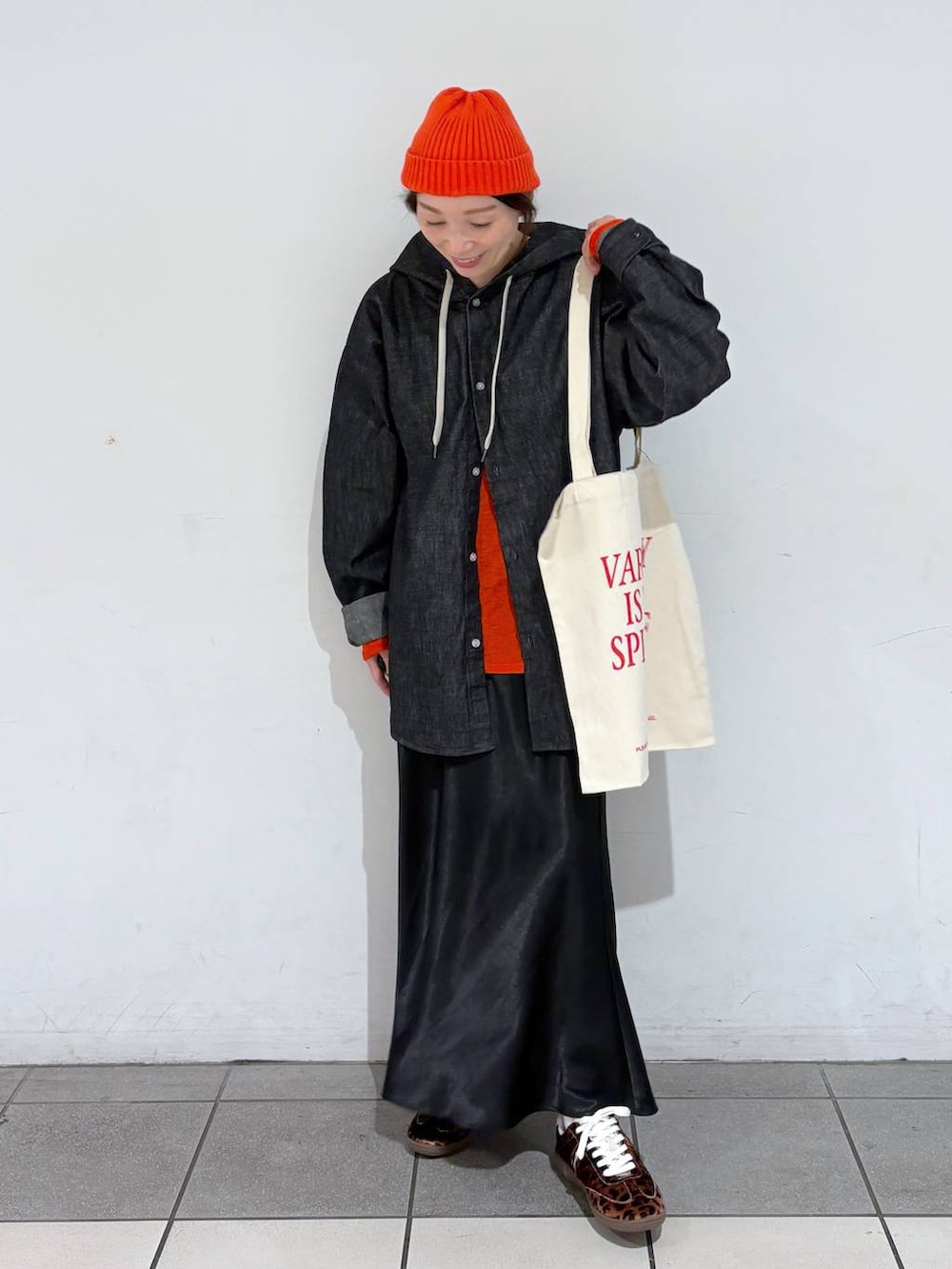 オレンジ系のTシャツ/カットソー、ホワイト系のトートバッグ、その他のスニーカーを着用したレディースの冬コーディネートの5枚目の写真