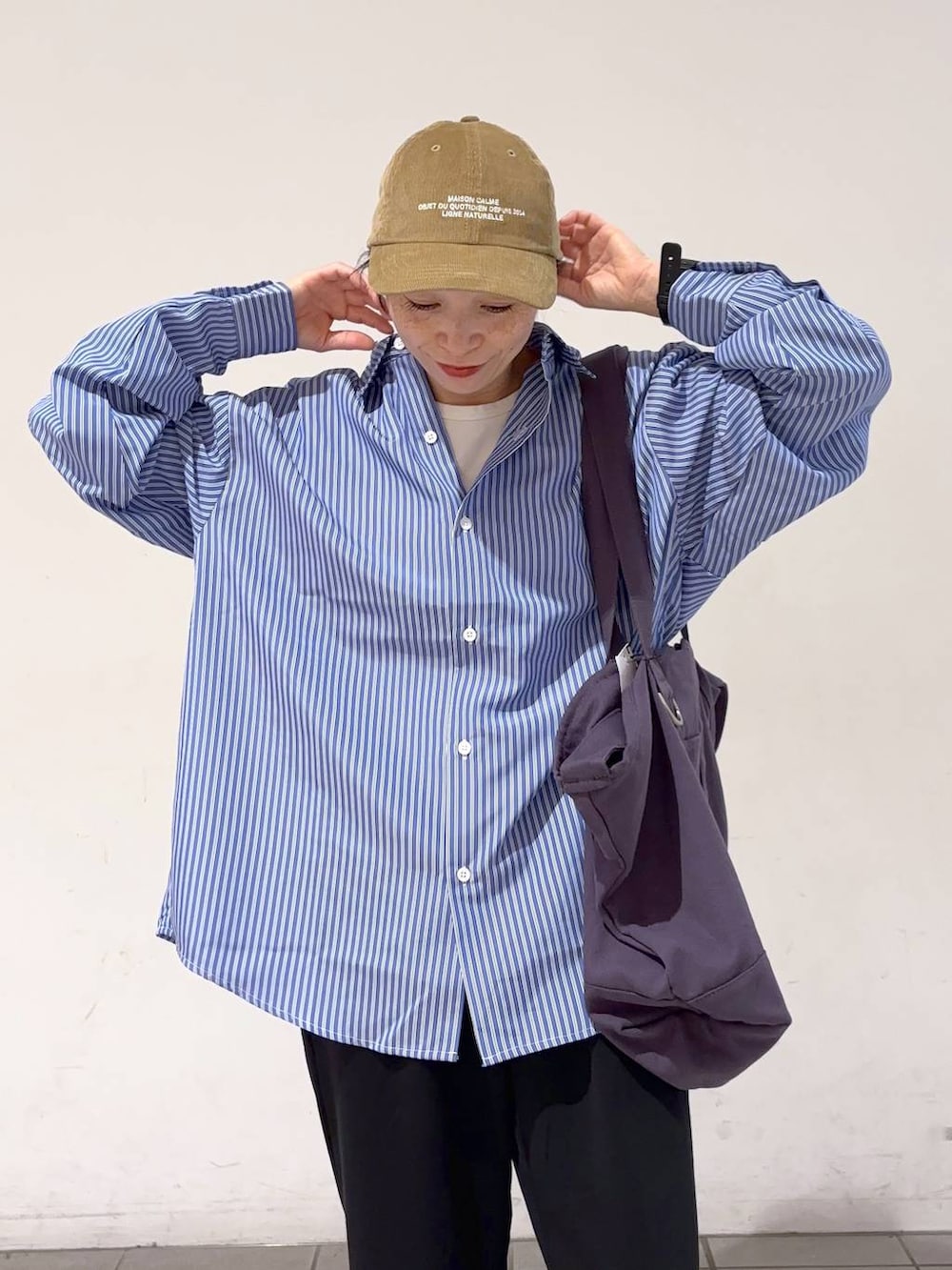 ブラック系のその他パンツ、パープル系のトートバッグ、その他のシャツ/ブラウスを着用したレディースの秋コーディネートの6枚目の写真