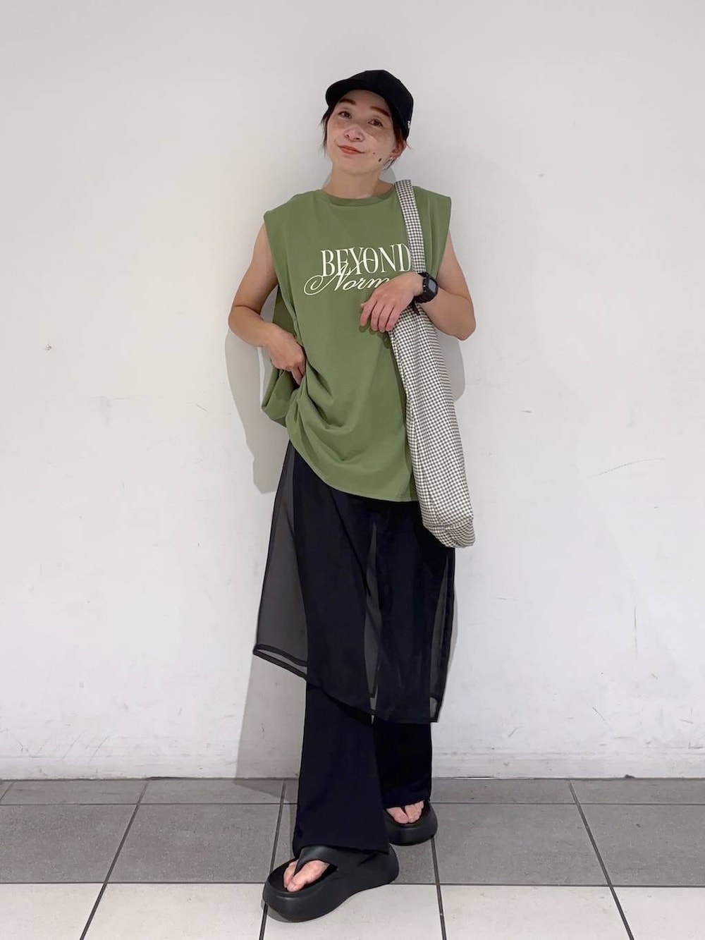 ブラック系のその他パンツ、ブラック系のサンダル、グリーン系のTシャツ/カットソーを着用したレディースの夏コーディネートの2枚目の写真
