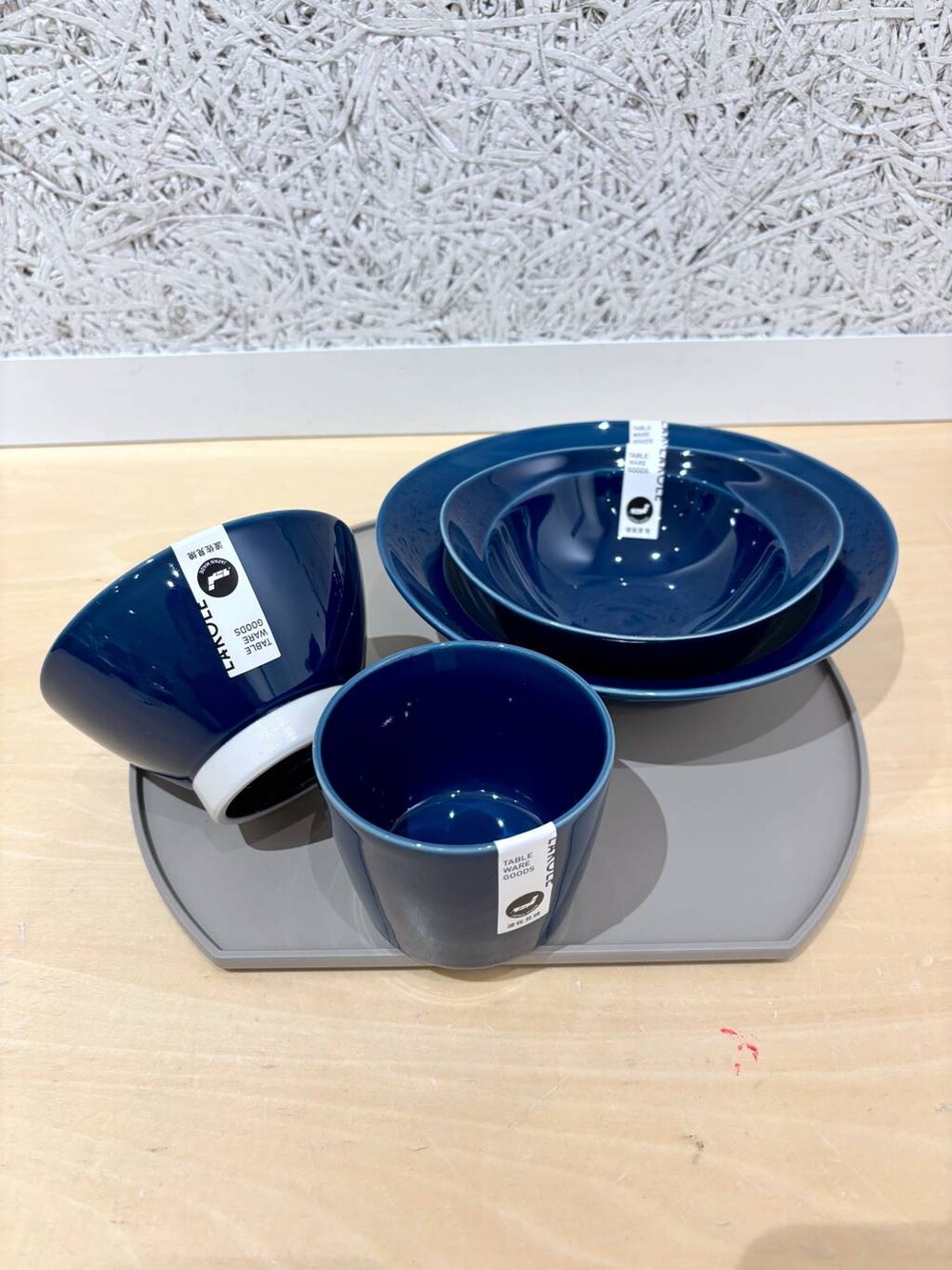 ブルー系の食器、ブルー系の食器、ブルー系の食器を着用したレディースの秋コーディネートの3枚目の写真