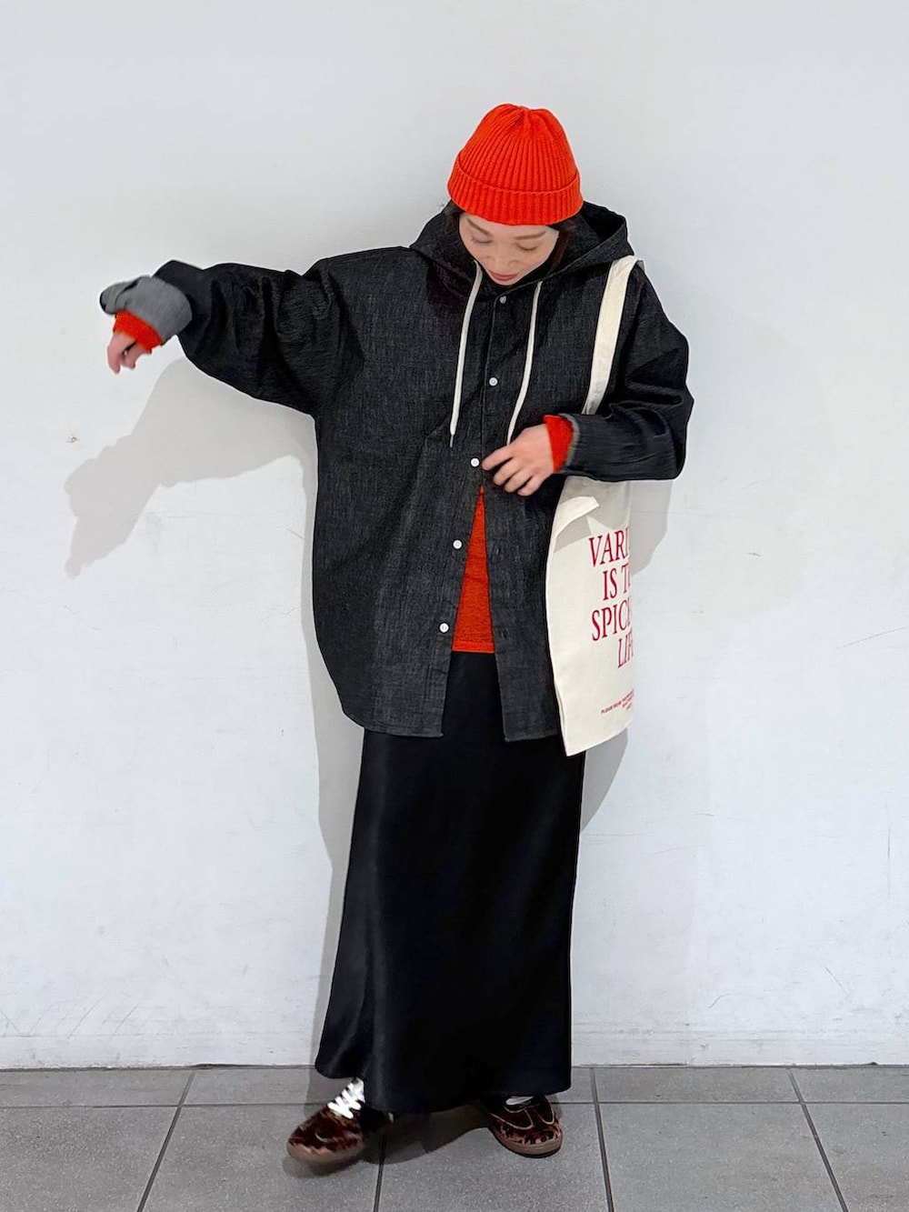 オレンジ系のTシャツ/カットソー、ホワイト系のトートバッグ、その他のスニーカーを着用したレディースの冬コーディネートの2枚目の写真