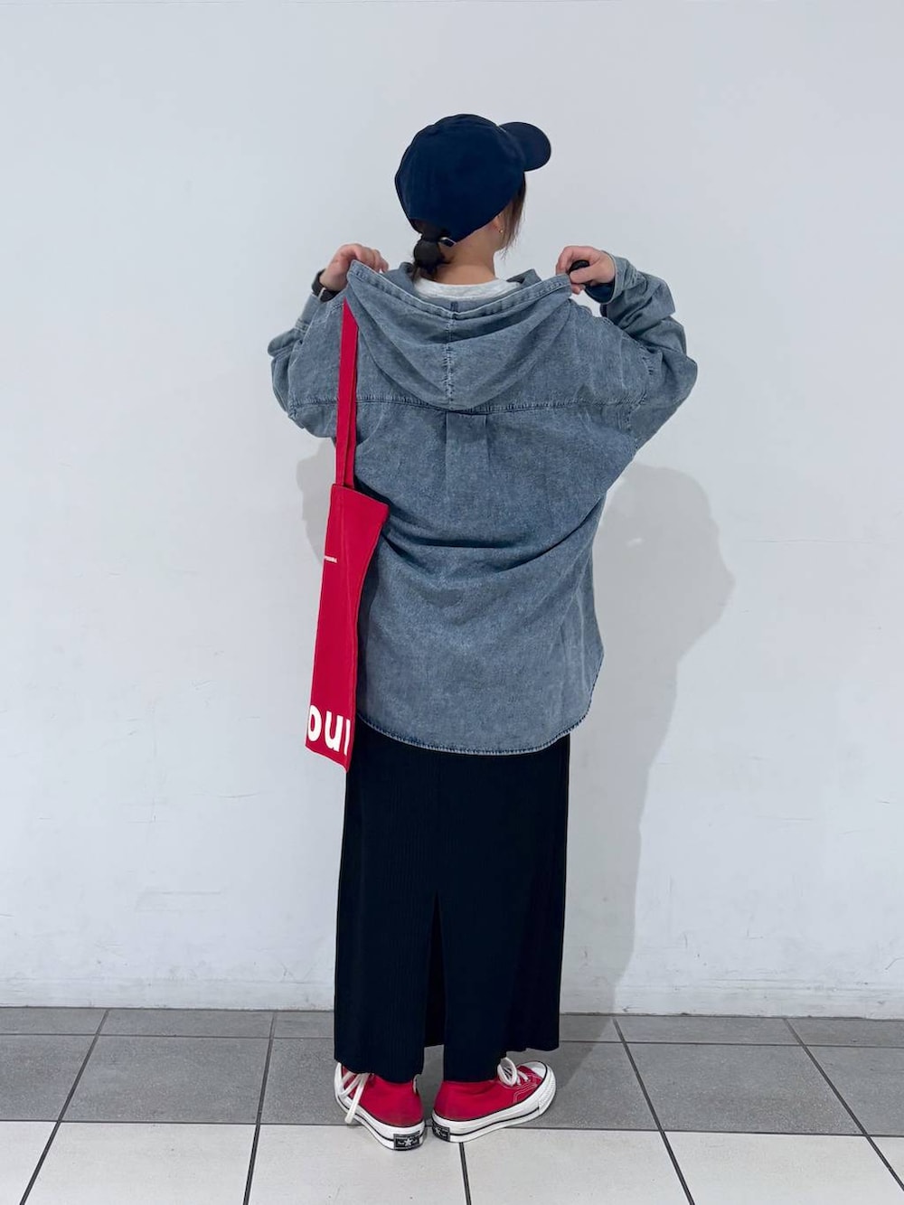 ホワイト系のトートバッグ、ブルー系のその他トップス、ブラック系のスカートを着用したレディースの春コーディネートの4枚目の写真