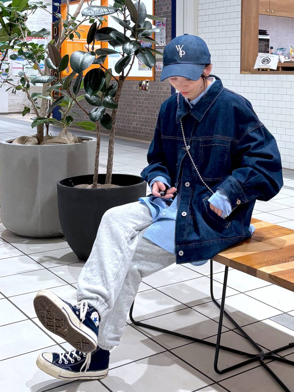 ブルー系のシャツ/ブラウス、ブルー系のデニムジャケット、その他のスマホグッズを着用したレディースの春コーディネートの3枚目の写真