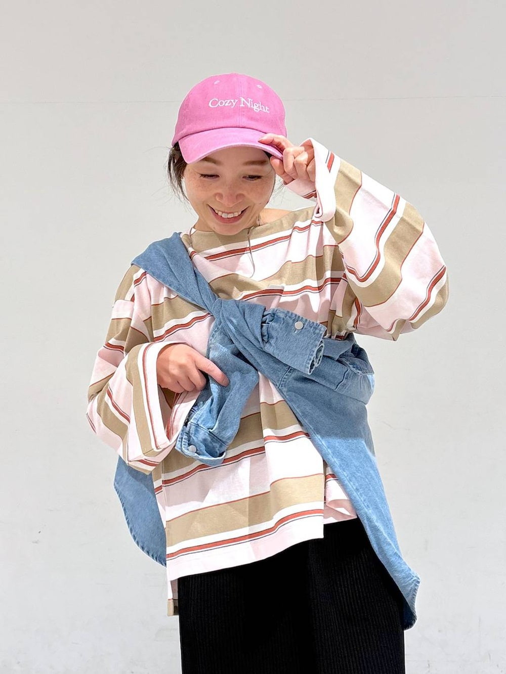 ブルー系のシャツ/ブラウス、ブラック系のスカート、ピンク系のTシャツ/カットソーを着用したレディースの春コーディネートの5枚目の写真