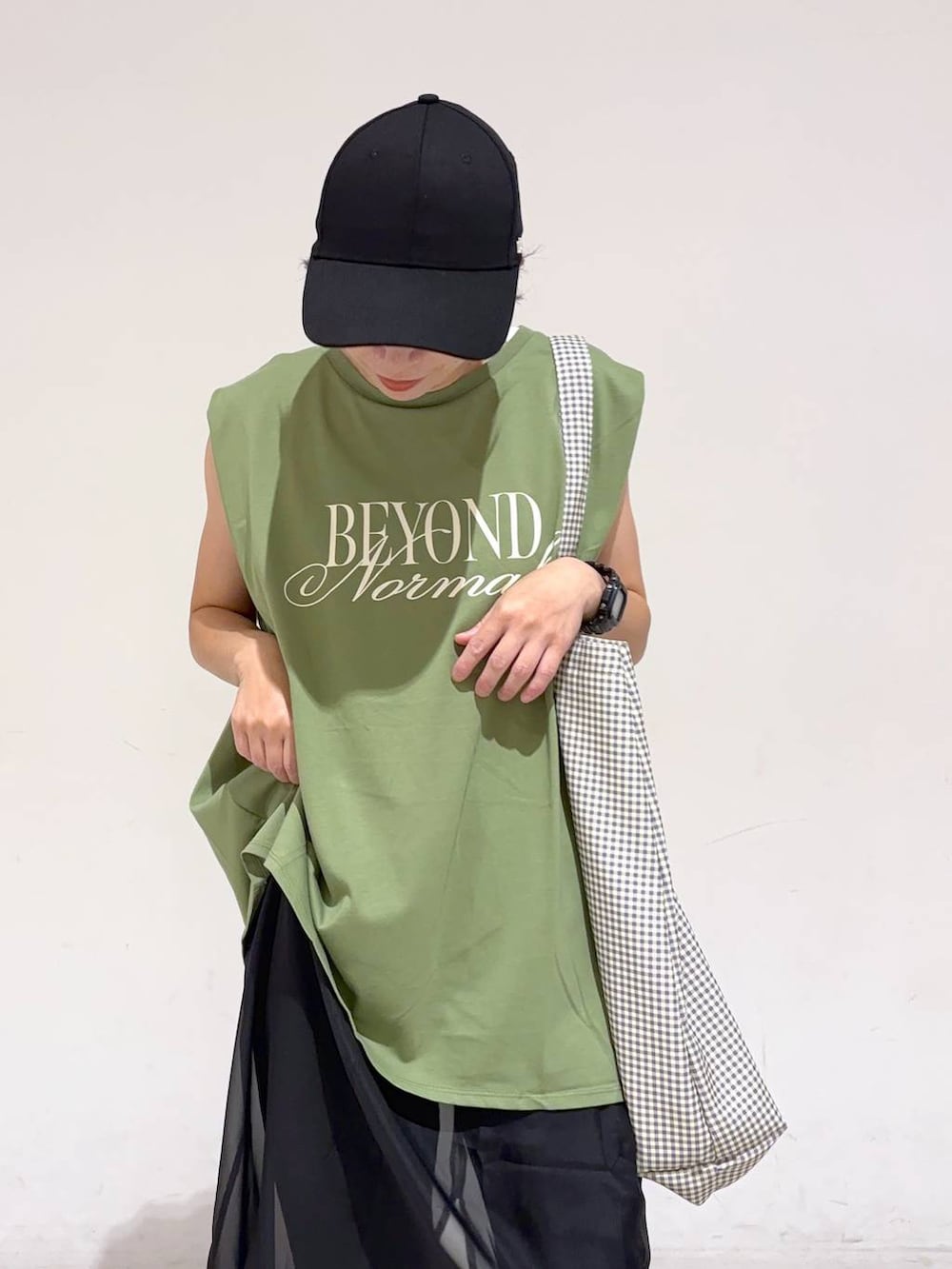 ブラック系のその他パンツ、ブラック系のサンダル、グリーン系のTシャツ/カットソーを着用したレディースの夏コーディネートの7枚目の写真