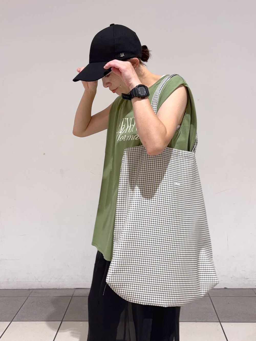 ブラック系のその他パンツ、ブラック系のサンダル、グリーン系のTシャツ/カットソーを着用したレディースの夏コーディネートの6枚目の写真